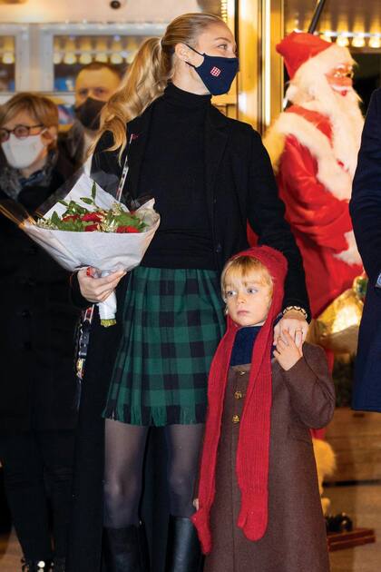 El verde, típico de Navidad, también estuvo presente en el pantalón de Francesco Casiraghi y en la mini tartan con flecos de Dior que lució su mamá, Beatrice Borromeo.
