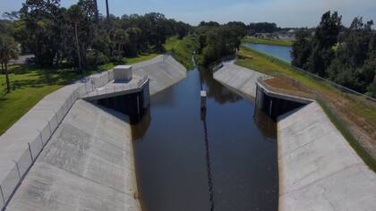 El vertedero ayuda a restaurar el flujo natural del agua, mejorar su calidad y reducir los nutrientes que ingresan a la laguna del río Indian