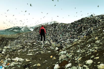 El vertedero de Bariloche es un sitio sin medidas de control ambiental adecuadas para prevenir la contaminación del ambiente y el daño a la salud de las personas que trabajan allí y que viven en sus alrededores