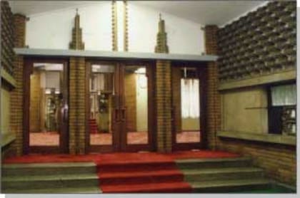 El Vestíbulo de Entrada, un espacio decorado con curvas geométricas y motivos en zig-zag que el Primer Ministro Giichi Tanaka comparó con un café por su aire vanguardista