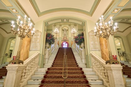 El vestíbulo, la escalinata, el salón de los espejos y la gran sala central configuran un hito arquitectónico; la entrada principal se encuentra sobre La Rambla