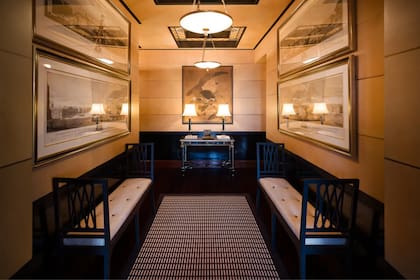 El vestíbulo se abre a una elegante galería circular