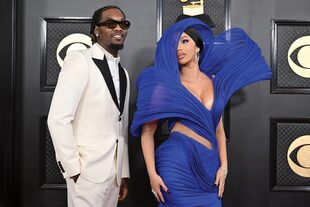 El vestido azul eléctrico con capucha diseñado por Gaurav Gupta que usó Cardi B fue uno de los más comentados de la noche. La cantante asistió con su marido, el rapero Offset.