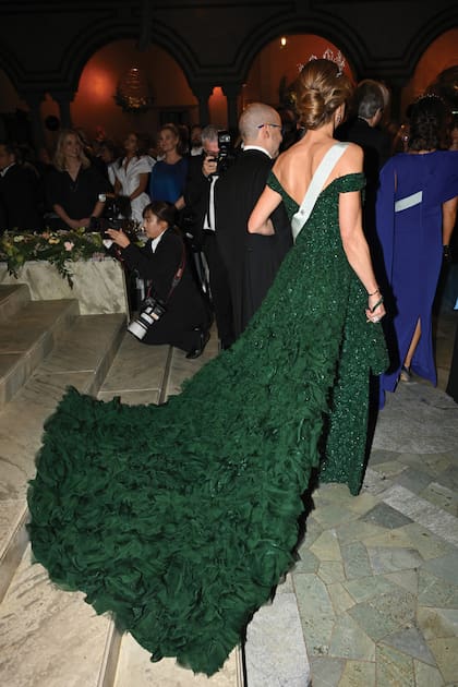 El vestido con pedrería y paillettes que el diseñador sueco libanés Fadi El Khoury creó para Magdalena fue uno de los más ponderados. En la foto, con el neurocientífico e investigador británico Demis Hassabis, laureado en Química.