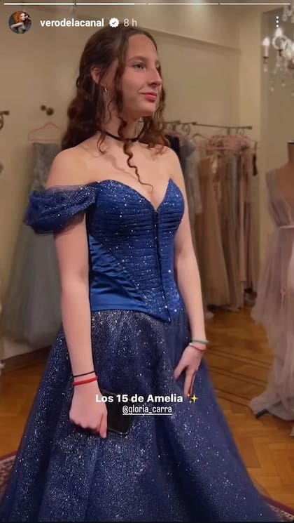 El vestido de Ame consistió de un corset y una falda azul noche con brillos