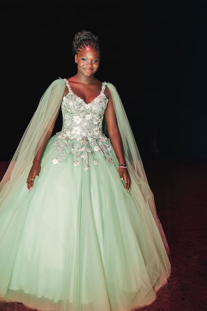 El vestido de Ani fue diseñado por Cynthia Matos.