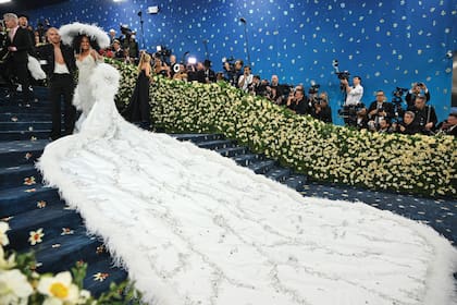 El vestido de Diana Ross, obra del diseñador nigeriano Ugo Mozie, llevaba bordados los nombres
de sus cinco hijos, Rhonda, Tracy Ellis, Chudney, Ross Naess y Evan, y de sus ocho nietos