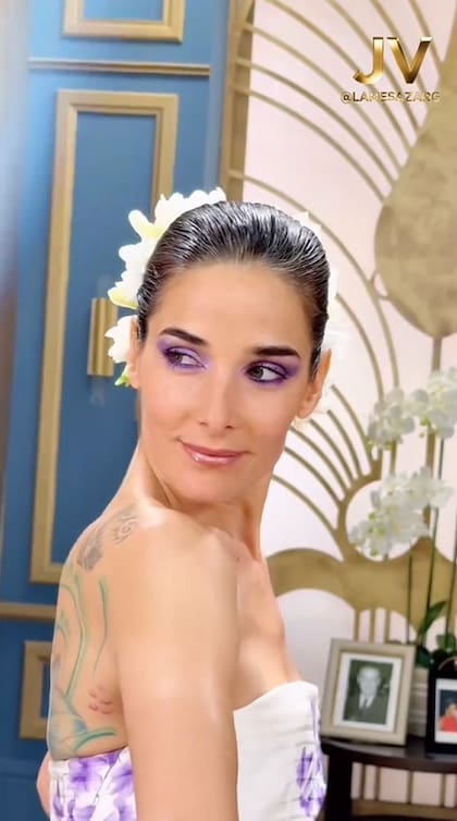 El vestido de Juana Viale fue de escote recto con flores estampadas en tonos violetas para representar la primavera