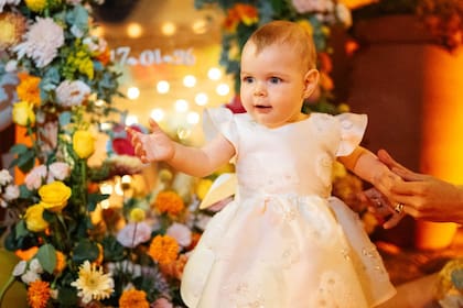 El vestido de Kahlo, con volados y flores aplicadas, fue diseñado por su mamá Elina, quien después lo mandó a confeccionar