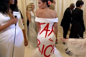 El controvertido vestido de una congresista demócrata que fue respaldado por Biden