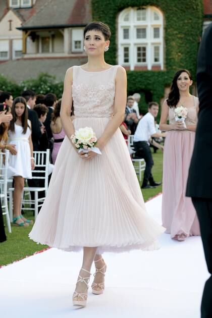 El vestido de líneas net de Flor, by Marisa Camla, hecho en organza de seda natural plisada con espalda descubierta. ¿Los zapatos? Charlotte Olympia.
