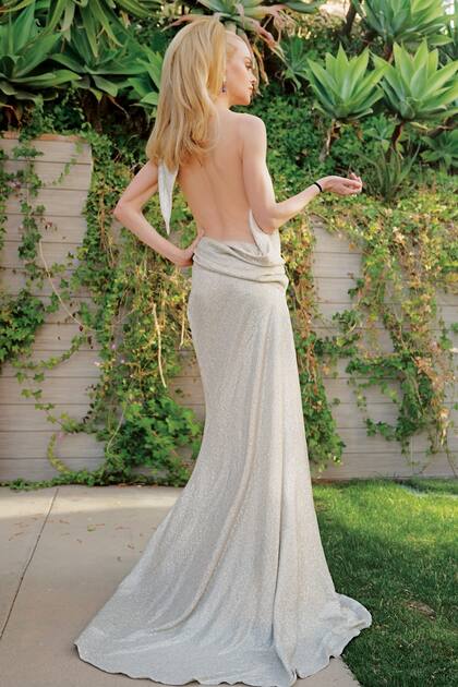 El vestido de Nicole dejaba su espalda completamente
descubierta.