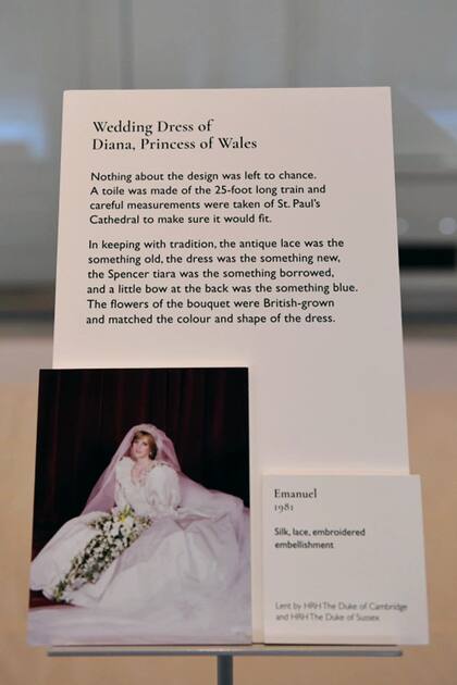 El vestido de novia de Lady Di fue expuesto con un "error administrativo" al nombrar como alteza real al príncipe Harry