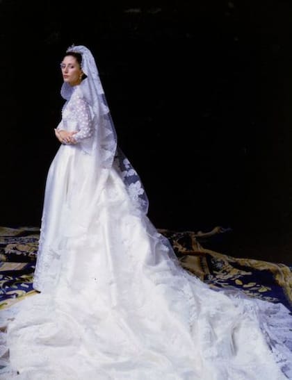El vestido de novia de Marie-Chantal Miller en su boda con Pablo de Grecia en 1995. Fue el diseño que le abrió las puertas de la realeza moderna. Tomó cuatro meses de trabajo y fue bordado enteramente a mano con hilos de plata y pequeñas incrustaciones de perlas. La cola del vestido midió cuatro metros
