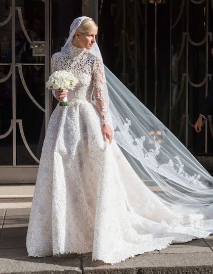 El vestido de novia de Nicky Hilton, por maison Valentino. "La casa Valentino se complace en anunciar que Nicky Hilton lució un vestido de Alta Costura de Valentino, diseñado por los directores creativos Maria Grazia Chiuri y Pierpaolo Piccioli, especialmente para su boda con James Rothschild el 10 de julio"