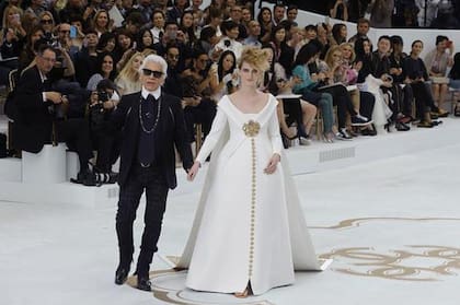El vestido de novia del siglo XX1, en el desfile Couture otoño/invierno 2014 de Chanel, a cargo de Karl Lagerfeld