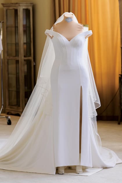 El vestido de novia fue confeccionado a mano y demandó más de setecientas horas de trabajo en los talleres de Versace.