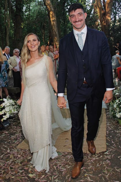 El vestido de novia fue diseñado por Inés Duggan: “Un traje de líneas simples, con escote irregular, tipo romano, confeccionado con géneros reciclados sustentables”, dijo la creadora. En la ceremonia llevó además un tapado de tul de seda con cola. Completó con un tocado de perlas y cristales color caramelo.