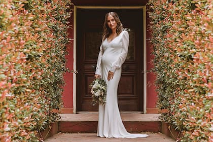 El vestido de novia, que remarcaba su pancita de cinco
meses, fue una creación de Lucrecia Grassi.