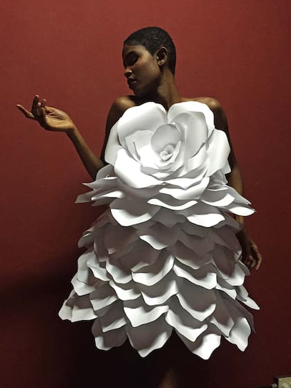 El vestido de papel que realizó en 2016 para una publicidad de Kenzo