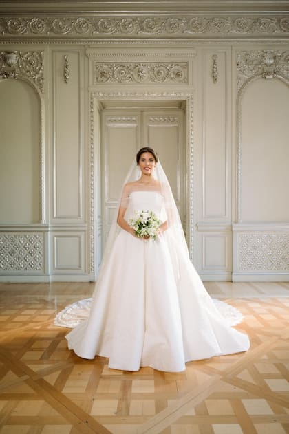 El vestido elegido por la novia fue un Oscar de la Renta. "Hace años ya que Taina tiene vínculo con la tradicional casa de moda americana, ha asistido a sus desfiles en la semana de moda de Nueva York, y siempre supo que quería un diseño de la firma para ese día especial, desde que lo vio en la pasarela"