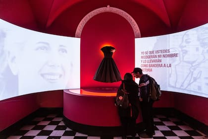 El vestido es una réplica de la portada del libro La razón de mi vida, y se exhibe en la sala Evita inmortal.