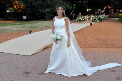 El vestido, off white, estuvo a cargo de Fabián Zitta. Un diseño de seda natural con una falda tubo con sobrefalda y apliques en encaje.