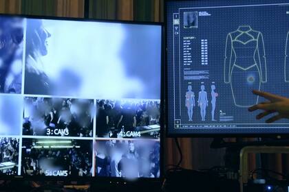 El vestido registró en tiempo real la cantidad de veces que las mujeres fueron acosadas por hombres en un boliche