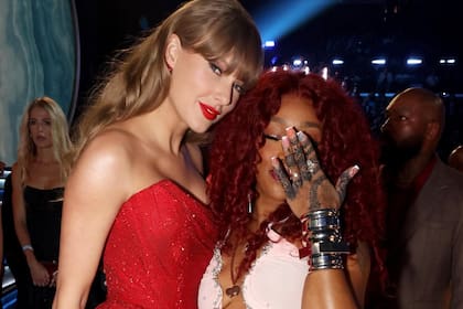 El vestido rojo brillante de Vivienne Westwood convirtió a Swift en una de las mejor vestidas del evento, según Vogue