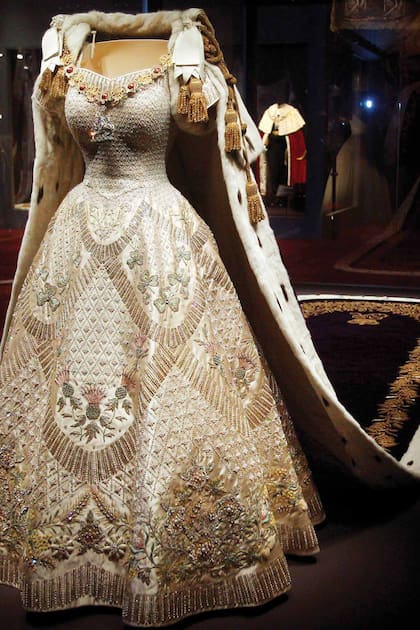 El vestido y el manto con el que Isabel fue coronada, bordados en oro, plata y seda, será la principal atracción de la exhibición de Windsor.
