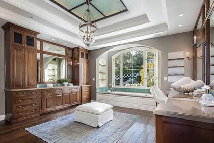 El vestidor de la habitación principal incluye bañadera.