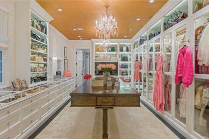 El vestidor es una de las características más espectaculares de la habitación principal.