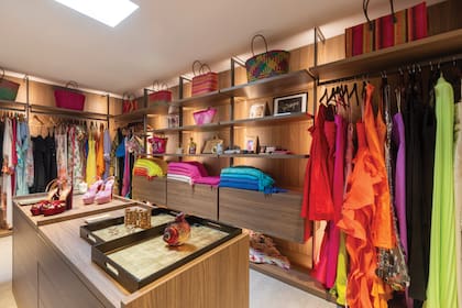 El vestidor está marcado por el color. “Amo las tonalidades vivas, alegres. Me gusta el naranja, el fucsia, el colorado, el amarillo”, dice Patricia señalando su colección de chales de cashmere de Gabriela Hearst.