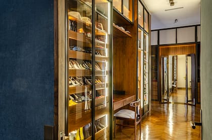 El vestidor iluminado y con puertas de vidrio es uno de los espacios estrella de la casa