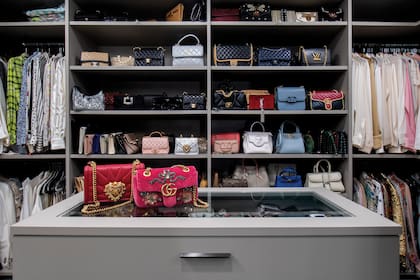 El vestidor que contiene la colección de carteras de lujo, ropa de diseñadores top y joyas, un espacio que se sumó al departamento cuando Ada anexó otra propiedad.