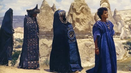 El vestuario de Medea fue realizado por Piero Tosi, asiduo colaborador de Luchino Visconti, con quien Pasolini tuvo algunos desencuentros