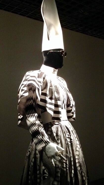 El vestuario del Papa negro según Ramírez para Elle de Jean Genet, un adelanto en el CCK