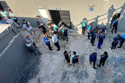 El vestuario visitante de la cancha de San Telmo, donde una bomba de estruendo afectó a Andrés Yllana, entrenador de Aldosivi (@SC_ESPN)