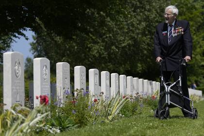 El veterano de Normandía Jack Hemmings visita el cementerio de Bayeux en el 80 aniversario del Día D en Bayeux, Francia