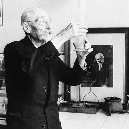 El veterinario Camille Guérin. En el fondo puede verse en su laboratorio un retrato de Calmette
