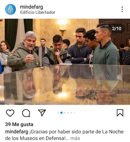 El VGM Héctor Tessey en el Edificio Libertador durante La Noche de los Museos, frente a una maqueta que recrea su posición en Malvinas