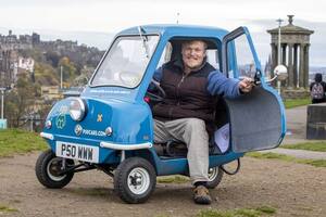 Un hombre recorre Gran Bretaña a bordo del auto más pequeño del mundo