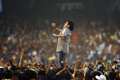 Diego Maradona en 2008, en Calcuta, en la India, en el foco de una multitud