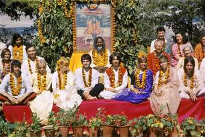 Los Beatles en la India: el viaje que generó 48 canciones y terminó por las acusaciones contra el Maharishi