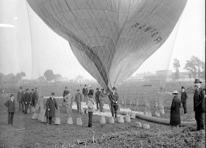 El viaje inaugural del Pampero se realizó el 25 de diciembre de 1907, y el día del nacimiento de su comprador, Don Aarón Félix Martín de Anchorena, se celebra con el Día de la Aviación Civil