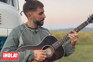 Es el nieto de una inolvidable artista y recorre la Argentina en un motorhome llevando su música