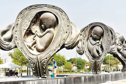 El viaje milagroso, serie de esculturas de Hirst, en Qatar