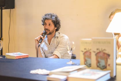 “El viaje y la escritura como modo de vida, vivir por y para las palabras, por y para los sueños, y eso dio sus frutos. Sigo de viaje y vivo cien por ciento de las letras”.