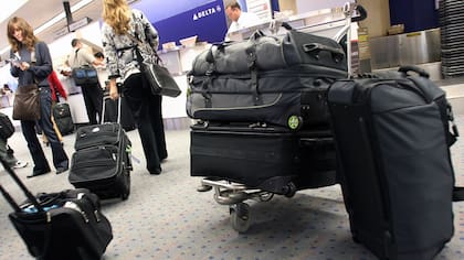 El viajero cargado pero organizado superará con mayor rapidez las largas filas en los aeropuertos