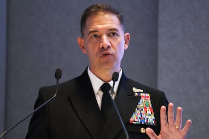 El vicealmirante estadounidense Brad Cooper en una conferencia